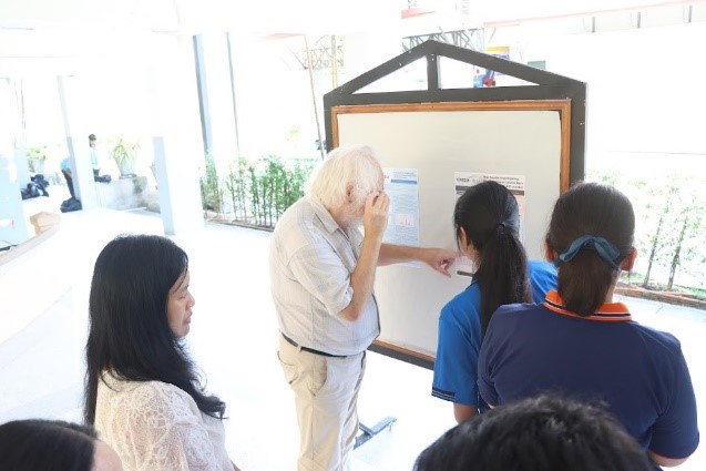 “การวิจัยรังสีคอสมิกสำหรับเยาวชน”