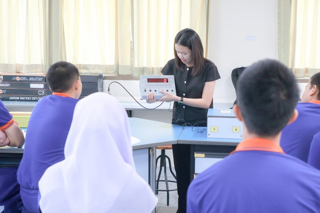 นักเรียนทำปฏิบัติการการวัดรังสีที่ห้องปฏิบัติการฟิสิกส์ ศูนย์เครื่องมือวิทยาศาสตร์และเทคโนโลยี