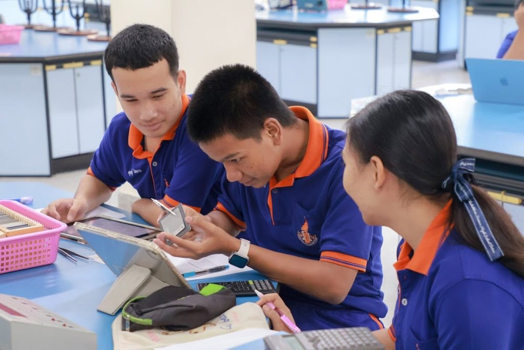 นักเรียนทำปฏิบัติการการวัดรังสีที่ห้องปฏิบัติการฟิสิกส์ ศูนย์เครื่องมือวิทยาศาสตร์และเทคโนโลยี