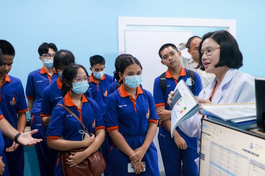การบรรยายการวินิจฉัยทางการแพทย์ โดย ผู้ช่วยศาสตราจารย์ แพทย์หญิง ธันยพร ดิเรกสุนทร อาจารย์แพทย์และนักวิจัยสังกัด สำนักวิชาแพทยศาสตร์ มหาวิทยาลัยวลัยลักษณ์ เชี่ยวชาญด้านรังสีวิทยาวินิจฉัย และเวชศาสตร์ป้องกันคลินิก
