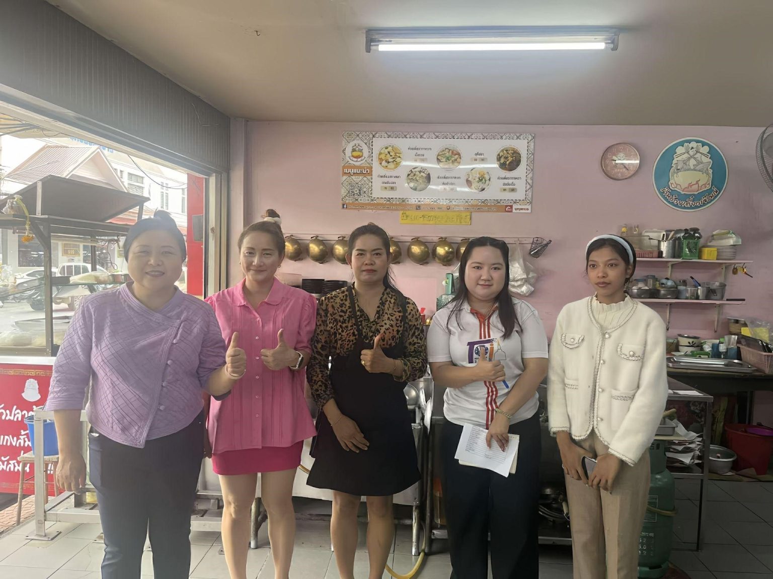 พบว่า ร้านอาหารก๋วยเตี๋ยวเจ้รมณ์ เป็นตัวอย่างของร้านอาหารชุมชนที่ให้ความสำคัญกับการจัดการขยะอย่างจริงจังและต่อเนื่อง โดยเริ่มต้นจากแนวคิดง่าย ๆ ว่า “ขยะทุกอย่างจัดการได้ ถ้าแยกให้ถูกตั้งแต่แรก” เจ้าของร้านจึงนำหลักการคัดแยกขยะมาใช้ในทุกขั้นตอนของการทำงาน ตั้งแต่ในครัวไปจนถึงพื้นที่ให้บริการลูกค้า ขยะทุกประเภทถูกแยกออกจากกันอย่างชัดเจน ไม่ว่าจะเป็นไม้จิ้มฟัน ทิชชู่ พลาสติก หรือบรรจุภัณฑ์ต่าง ๆ เพื่อให้สามารถนำไปจัดการต่อได้อย่างเหมาะสมโดยไม่ปะปนกัน เศษอาหารที่เหลือจากการประกอบอาหารและจากลูกค้าที่รับประทานไม่หมด จะถูกแยกออกจากขยะทั่วไปและนำไปส่งต่อให้กับผู้เลี้ยงหมูในชุมชน ช่วยลดปริมาณขยะอินทรีย์ที่ต้องนำไปทิ้ง และยังเป็นการสร้างประโยชน์ร่วมกันระหว่างร้านอาหารกับชุมชนโดยรอบ ในขณะเดียวกัน เศษผักจากการเตรียมวัตถุดิบจะถูกนำไปทำปุ๋ยหมัก เพื่อนำกลับมาใช้ในแปลงผักของร้าน เป็นการหมุนเวียนทรัพยากรกลับมาใช้ประโยชน์ภายในร้านเองอย่างเป็นรูปธรรม